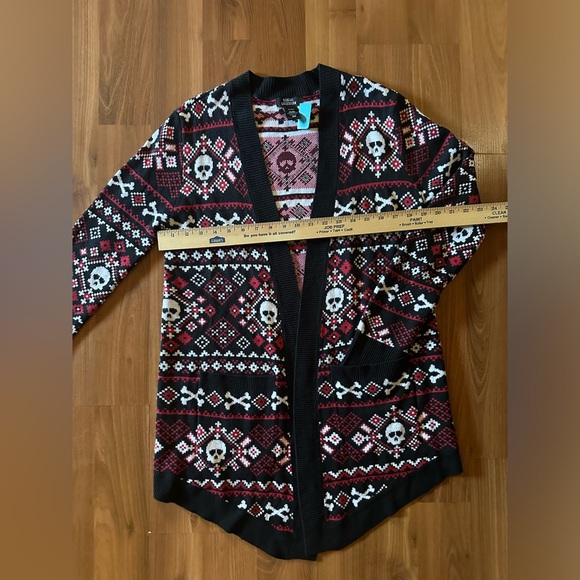 🆕 NWT Social Collision Black & Red Skull Fair Isle Cardigan size S Hot Topic 💀 - Picture 7 of 10